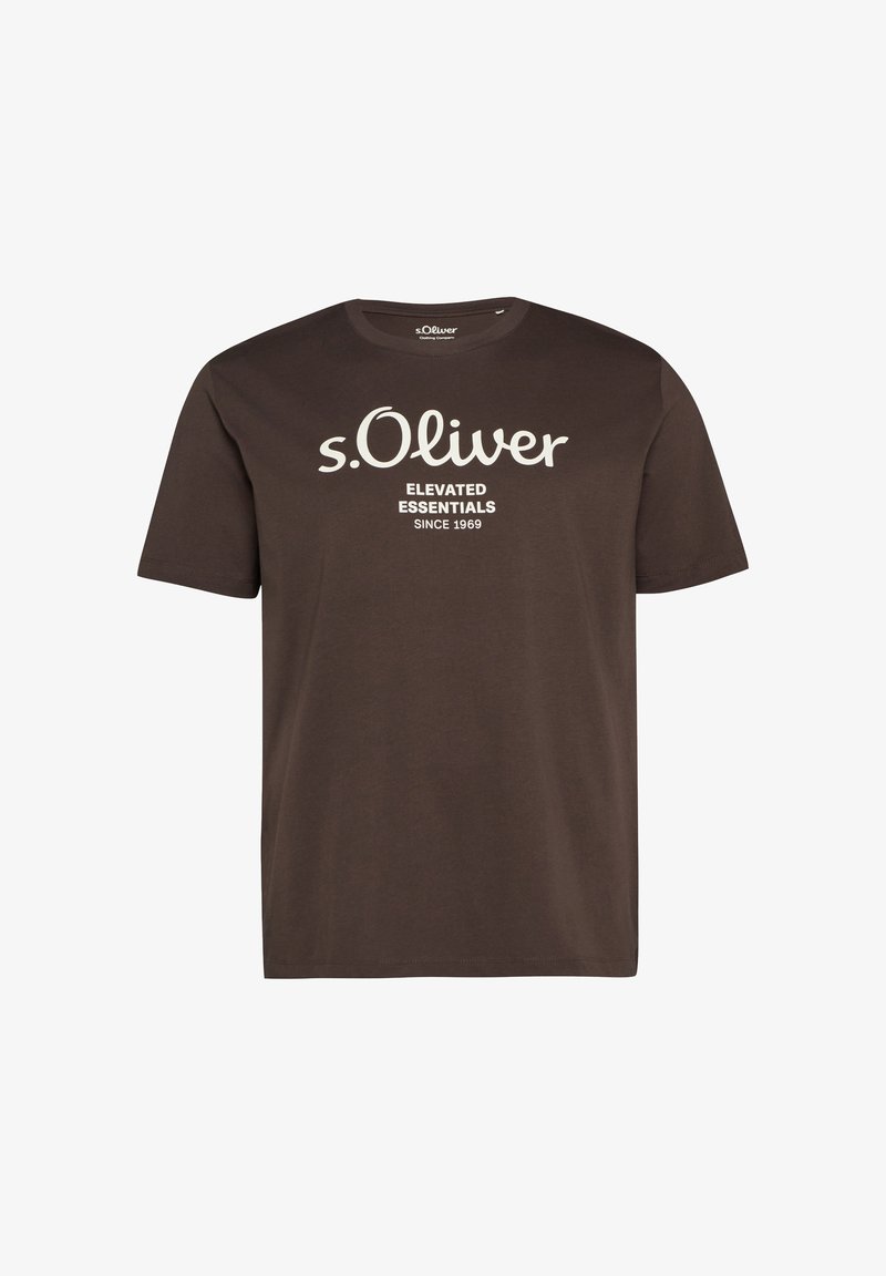 T-shirt marron à manches courtes avec texte blanc « s.Oliver ELEVATED ESSENTIALS SINCE 1969 » centré sur la poitrine.
