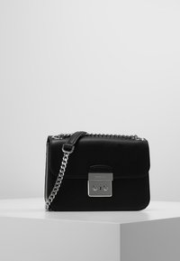 Borsa a tracolla in pelle nera con catena in tono argento, forma rettangolare, chiusura a patta e dettagli in metallo sulla parte anteriore.