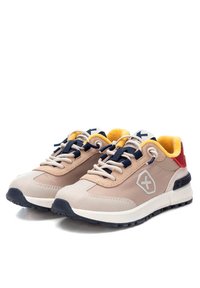Zapatillas deportivas beige con cordones marinos, forro amarillo y acentos rojos. Presentan una parte superior texturizada y una suela duradera con un sutil detalle de logo.