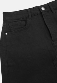 Zwarte denim jeans met een rechte snit, voorzien van een voorzak, zilveren knoop en subtiele stikdetails. De stof heeft een gladde textuur.