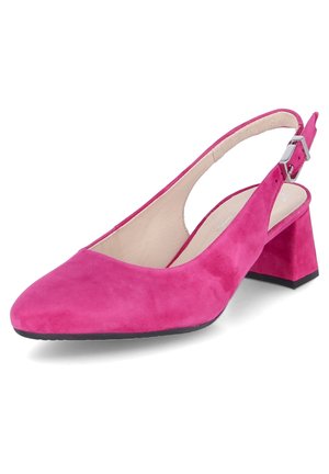 Roze suède slingback schoenen met een vierkante hak, spitse teen en een zilveren gespsnede op de band. Gladde textuur en minimalistisch ontwerp.