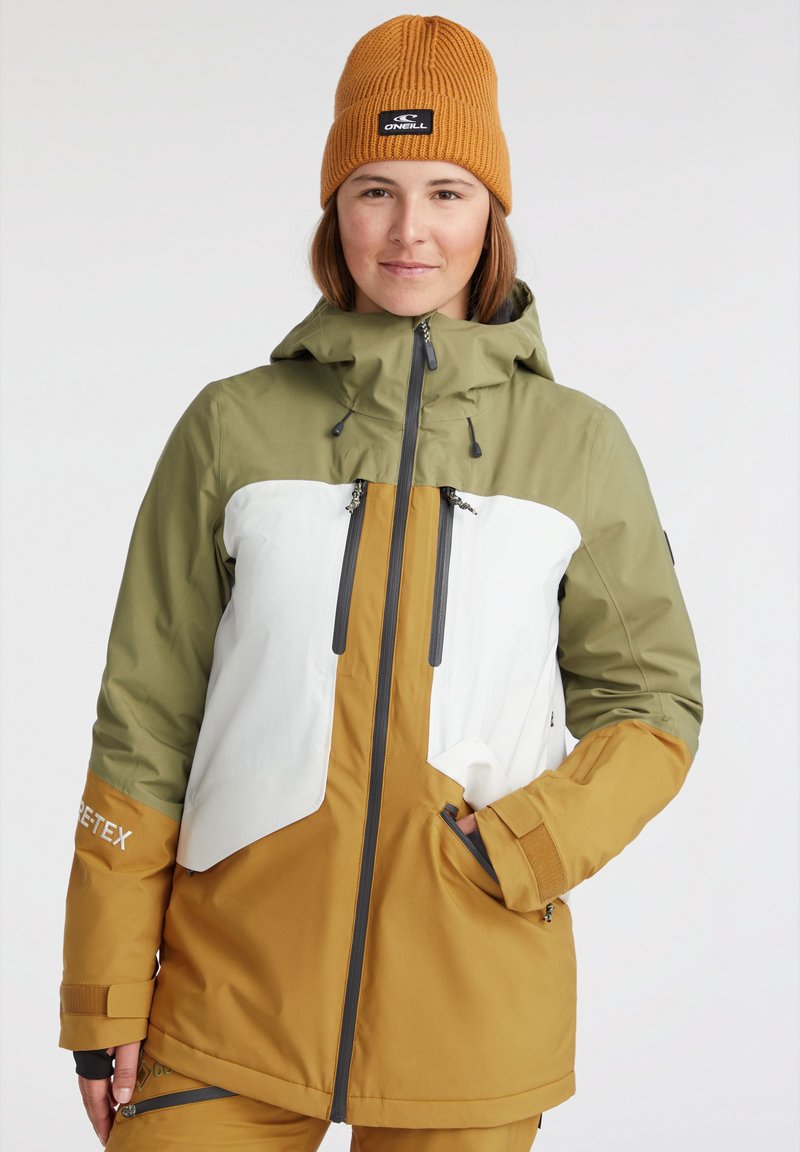 Hooded Jacke in Olivgrün, Weiß und Braun, aus wasserabweisendem Material, mit Reißverschlusstaschen und einem Logo am Ärmel. Strukturierte Mütze.