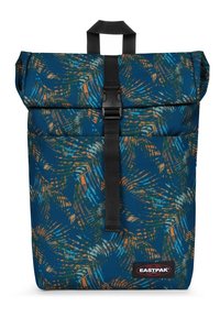 Granatowy plecak z abstrakcyjnym wzorem w niebieskim, zielonym i pomarańczowym kolorze, z zamknięciem na rolkę, czarnymi pasek i elementami, z logo Eastpak.