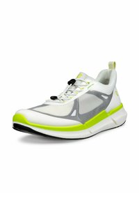 Scarpa sportiva bianca con tomaia in rete, accenti grigi e suola verde neon. Presenta un sistema di allacciatura con toggle e un'etichetta sul tallone texturizzata.