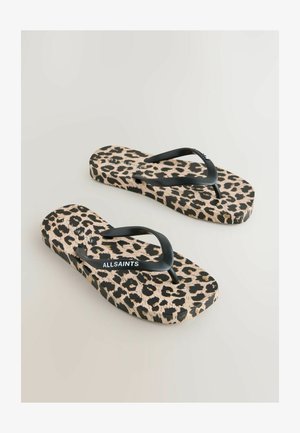 Japonki w panterkę z czarnym gumowym paskiem na kciuk i teksturowaną wkładką, z nazwą marki "ALLSAINTS" w białym kolorze na pasku.