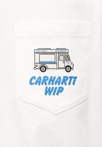 Λευκό T-shirt με μπλε και μαύρο σχέδιο ενός φορτηγού φαγητού με τις λέξεις "FAST FOOD" και "COLD DRINKS" επάνω, και "CARHARTT WIP" από κάτω.