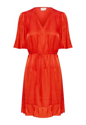 Piros, rövidujjú ruha V-nyakkal, derékmegkötővel és fodros szegéllyel. Simább anyagból készült, könnyű érzetű, a kényelem érdekében tervezve.