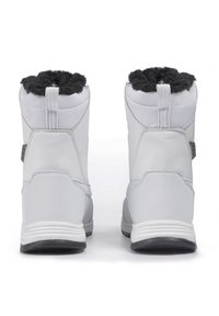 Botas blancas con un acabado de piel suave, que cuentan con un cuello de pelo negro aterciopelado y una suela con un agarre texturizado. Dos tiradores en la parte trasera.
