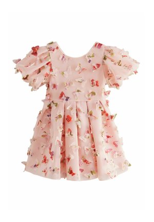 Vestito rosa per bambina con maniche a sbuffo, decorato con applicazioni di farfalle 3D multicolori, gonna plissettata e scollatura rotonda.
