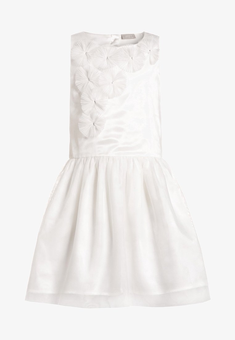 Robe blanche sans manches pour fille avec jupe froncée et appliques florales plissées sur le corsage, fabriquée en tissu satin brillant.