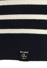 Granatowa i kremowa dzianina w paski, z fakturalnym wzorem. Zawiera czarną metkę z białym napisem "KEY LARGO".