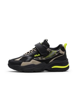 Sneaker Fila nera e beige con accenti mimetici, dettagli giallo neon, lacci e una cinghia in velcro nera su sfondo bianco.