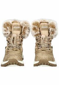 Botas de invierno marrones con borde de piel sintética, parte superior texturizada, con cordones en la parte delantera y suela de goma. Presenta un parche de logo en la lengua.