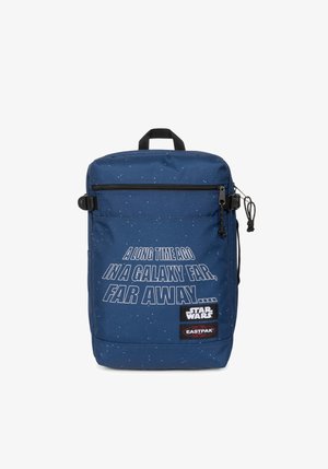 Laivynė mėlyna kuprinė, papuošta kosmoso raštu, su grafikiniu tekstu "Prieš daug laiko tolimame visatoje," ir Eastpak logotipo pleistru.