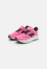 Baskets de sport roses avec une tige en mesh, accents noirs et lacets. Dotées d'un col rembourré et d'une semelle intermédiaire blanche portant l'inscription "FRESH FOAM."