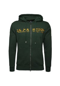 Sudadera verde hecha de una tela suave. Presenta un cierre frontal con cremallera, grandes bolsillos tipo canguro y texto de logo amarillo en el pecho. Capucha con cordones.