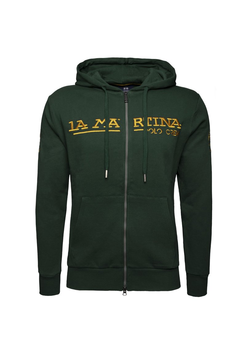 Sudadera verde hecha de una tela suave. Presenta un cierre frontal con cremallera, grandes bolsillos tipo canguro y texto de logo amarillo en el pecho. Capucha con cordones.