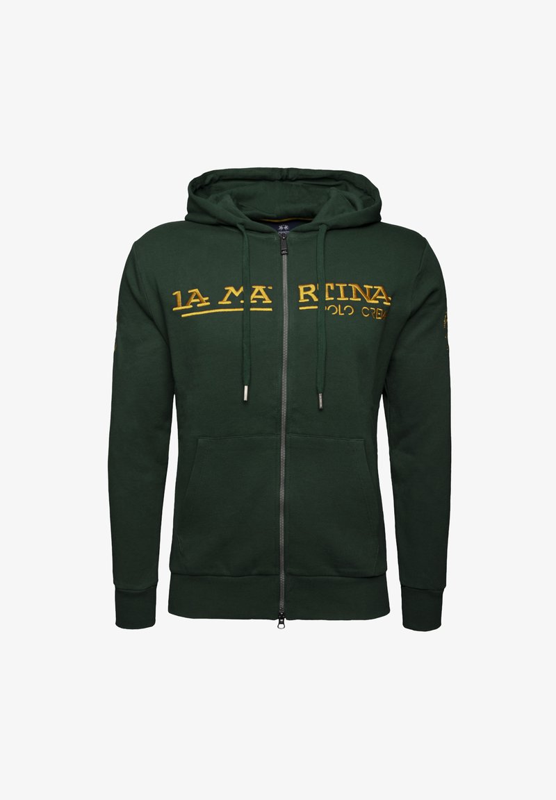 Felpa verde realizzata in tessuto morbido. Presenta una zip frontale, grandi tasche a kangaroo e testo giallo con il logo sulla parte anteriore. Cappuccio con cordini.