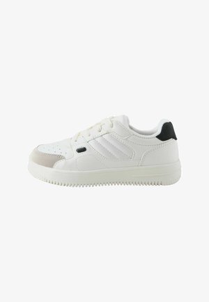 Hvid lavtop sneaker med snørebånd, perforeret tå, beige ruskind detalje og sort hælkappe, vist fra ydersiden på en hvid baggrund.