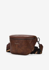 Bolso cruzado en imitación piel marrón con forma redondeada, cierre de cremallera y cinta estampada en colores negro, beige y marrón. Logo grabado en la parte frontal.