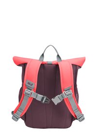 Rucksack mit maroonem Körper, leuchtend korallenfarbenen Akzenten, verstellbaren grauen Trägern und einem oberen Tragegriff sowie seitlichen Netztaschen.