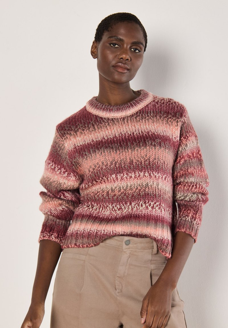 Strickpullover in verschiedenen Rosatönen und Burgunderrot, mit rundem Halsausschnitt und lockerer Passform sowie gerippten Bündchen und Saum.