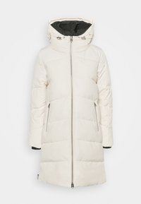 Giacca puffer beige chiaro con colletto alto, chiusura con zip, due tasche laterali e dettagli interni neri. Presenta un motivo a trapuntatura orizzontale.