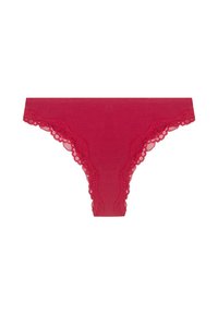 Thong rosso con pizzo, caratterizzato da un tessuto liscio con bordi scallopati e una silhouette curvata. Texture morbida per il massimo comfort.