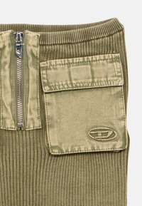 Ανδρικό παντελόνι σε ύφασμα ελιάς με κάθετες ραβδώσεις, κλείσιμο με φερμουάρ και μικρή τσέπη με καπάκι. Διαθέτει λογότυπο κοντά στην τσέπη.