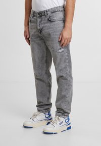 2Y Premium Traperice suženog kroja - grey