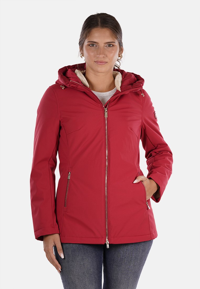Giacca impermeabile rossa con cappuccio, frontale con zip e due tasche laterali. Presenta un rivestimento beige e una consistenza liscia.