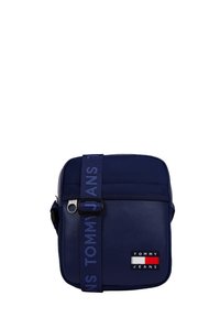 Bolso bandolera azul marino hecho de material sintético con cierre de cremallera, con una correa trenzada y un parche de logo en acentos de rojo, blanco y azul.