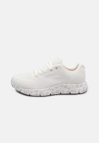Scarpe sportive bianche con una tomaia testurizzata, caratterizzate da un design in rete e una suola imbottita con un motivo floreale in colori chiari.