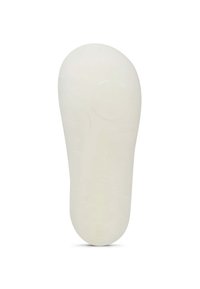 Vložka do obuvi vyrobená z průhledného bílého polymeru, s hladkým povrchem, zaobleným tvarem a jemnými texturovými vzory.