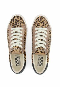 Baskets en imprimé léopard avec des accents en cuir marron, des lacets blancs et une semelle en caoutchouc noir. L'intérieur présente une semelle intérieure avec la marque.