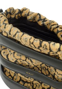 Černá kožená taška s nařaseným, vzorovaným žlutým a černým textilním vrškem. Obsahuje zlaté logo značky a několik vnitřních přihrádek.