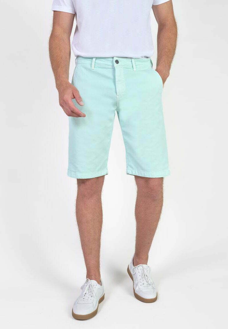 Licht mintgroene shorts van katoen, met een rechte snit, riemlussen, voorzakken en een enkele knoopsluiting.