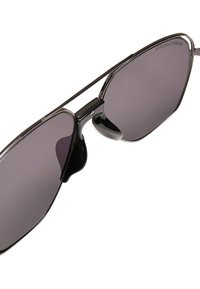 Mustad mustangade disain, neljasilma läätsed ja tumedad toonid. Omab metalldetaile ja kerget raami.