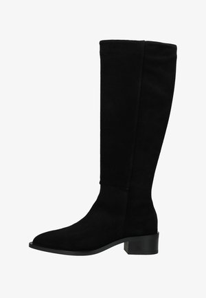 Czarna zamszowa kozaczka za kolano o gładkiej fakturze, z ostrym noskiem i niskim obcasem typu słupek. Prosty design, bez widocznych ozdób czy detali.