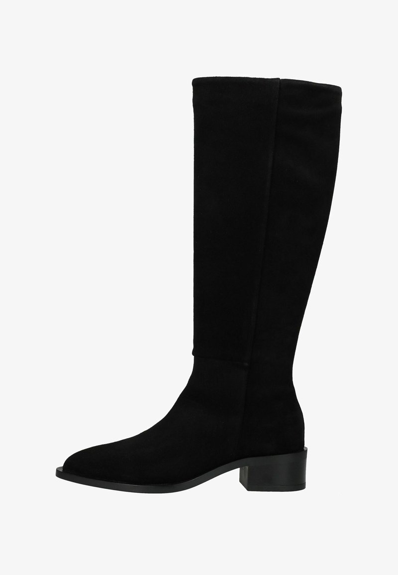 Czarna zamszowa kozaczka za kolano o gładkiej fakturze, z ostrym noskiem i niskim obcasem typu słupek. Prosty design, bez widocznych ozdób czy detali.