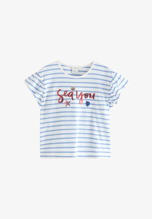 Hvid og lyseblå stribet kortærmet skjorte med rød paliettekantet tekst "Sea You" samt små dekorationer af søhest, søstjerne og muslingeskal.