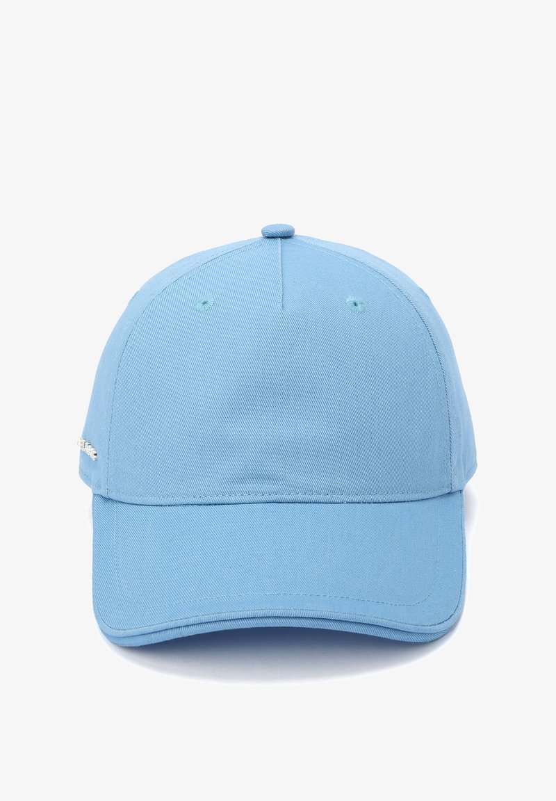 Cappello azzurro chiaro realizzato in misto cotone. Presenta una visiera curva, design a sei pannelli e occhielli di ventilazione sulla corona. Dettaglio del logo semplice ricamato.