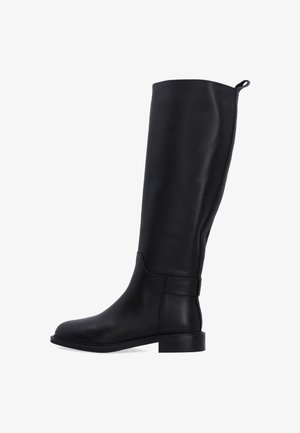 Czarne skórzane kozaki do kolan o gładkiej teksturze, zaokrąglonym nosku, niskim obcasie w kształcie bloku oraz z pętlą z tyłu ułatwiającą zakładanie.
