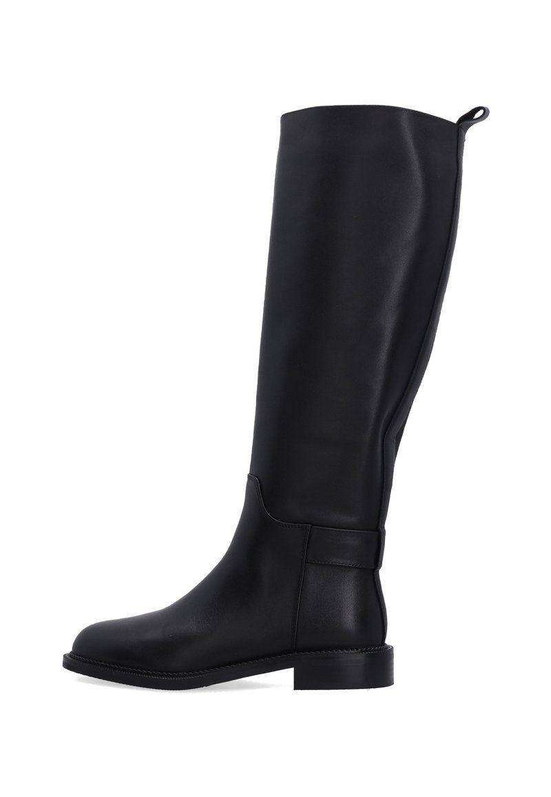 Czarne skórzane kozaki do kolan o gładkiej teksturze, zaokrąglonym nosku, niskim obcasie w kształcie bloku oraz z pętlą z tyłu ułatwiającą zakładanie.
