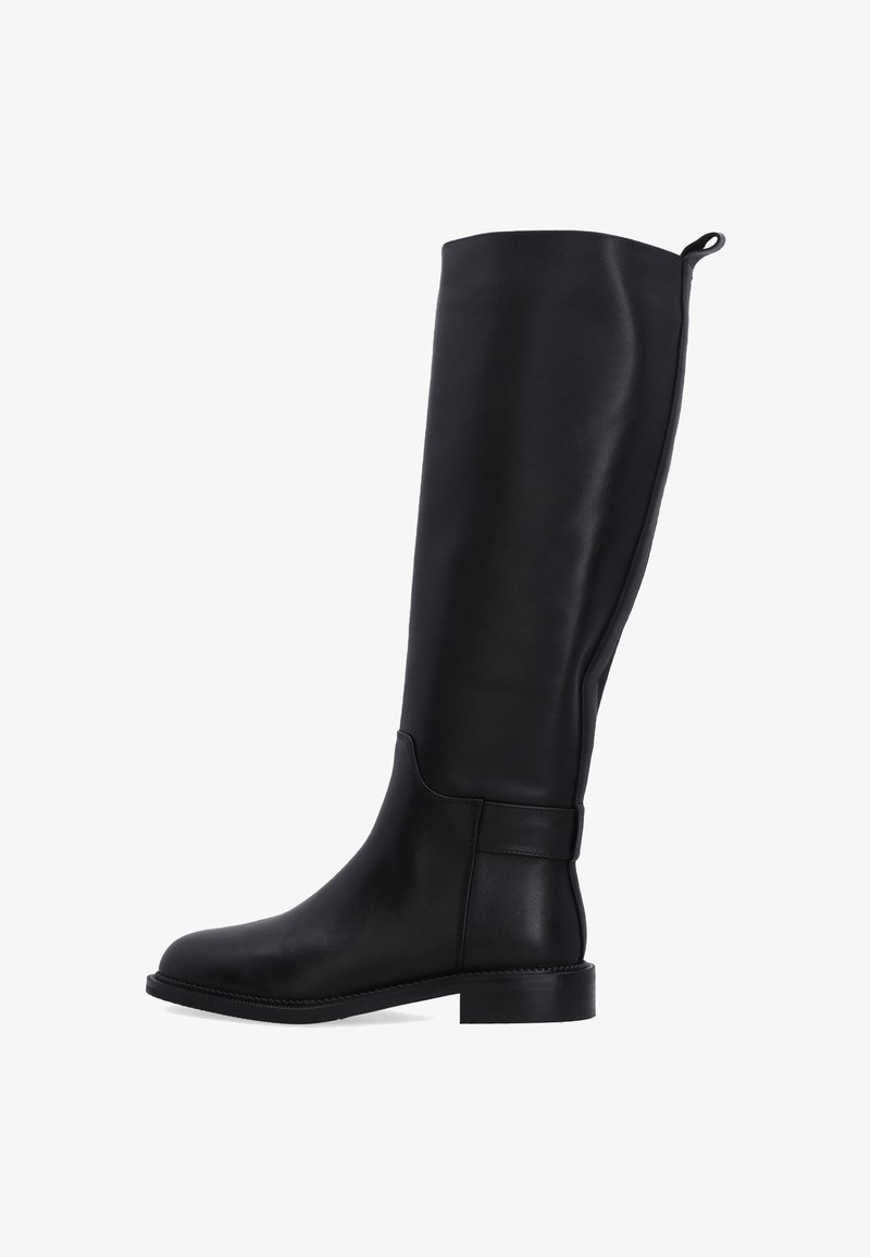 Czarne skórzane kozaki do kolan o gładkiej teksturze, zaokrąglonym nosku, niskim obcasie w kształcie bloku oraz z pętlą z tyłu ułatwiającą zakładanie.