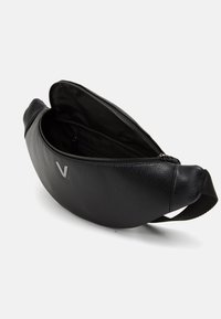 Sac bandoulière en cuir noir avec une forme incurvée, fermeture zippée et une petite poche intérieure. Caractérisé par un accent de logo distinctif.