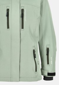Jasnozielona kurtka softshell z czterema czarnymi zamykanymi kieszeniami, rzepami na nadgarstkach oraz białym napisem "SWEDEMOUNT" i "STX™ 8000" z przodu i na rękawie.