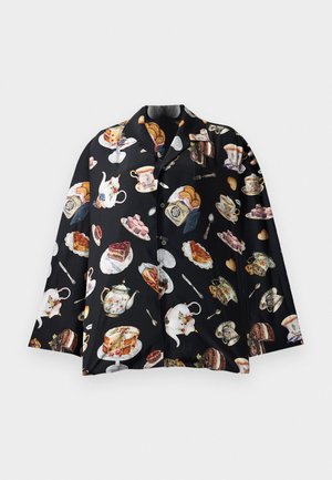 Camisa negra con un patrón repetido de teteras, pasteles y bollería. El material parece suave y liso, con mangas cortas y botones.