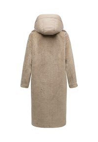Beige nepbontjas met een gewatteerde capuchon, lange mouwen en een knielange pasvorm. Glad, textuurachtig materiaal, minimalistische constructie.