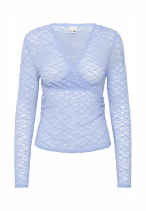 Haut à manches longues en dentelle bleu clair avec un design enveloppant, présentant des motifs floraux texturés et des bords festonnés au niveau du col et des manches.